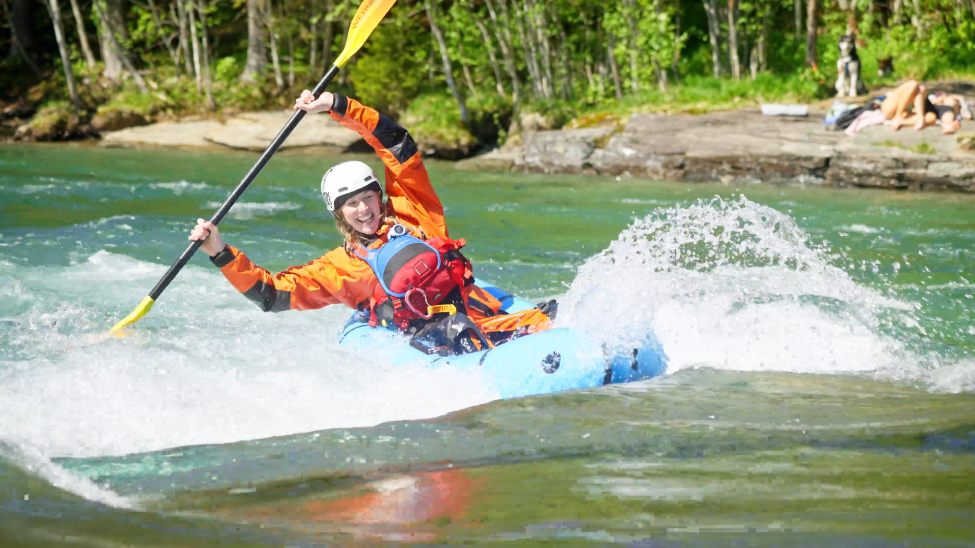 packrafter surfer på en bølge, sommer på voss