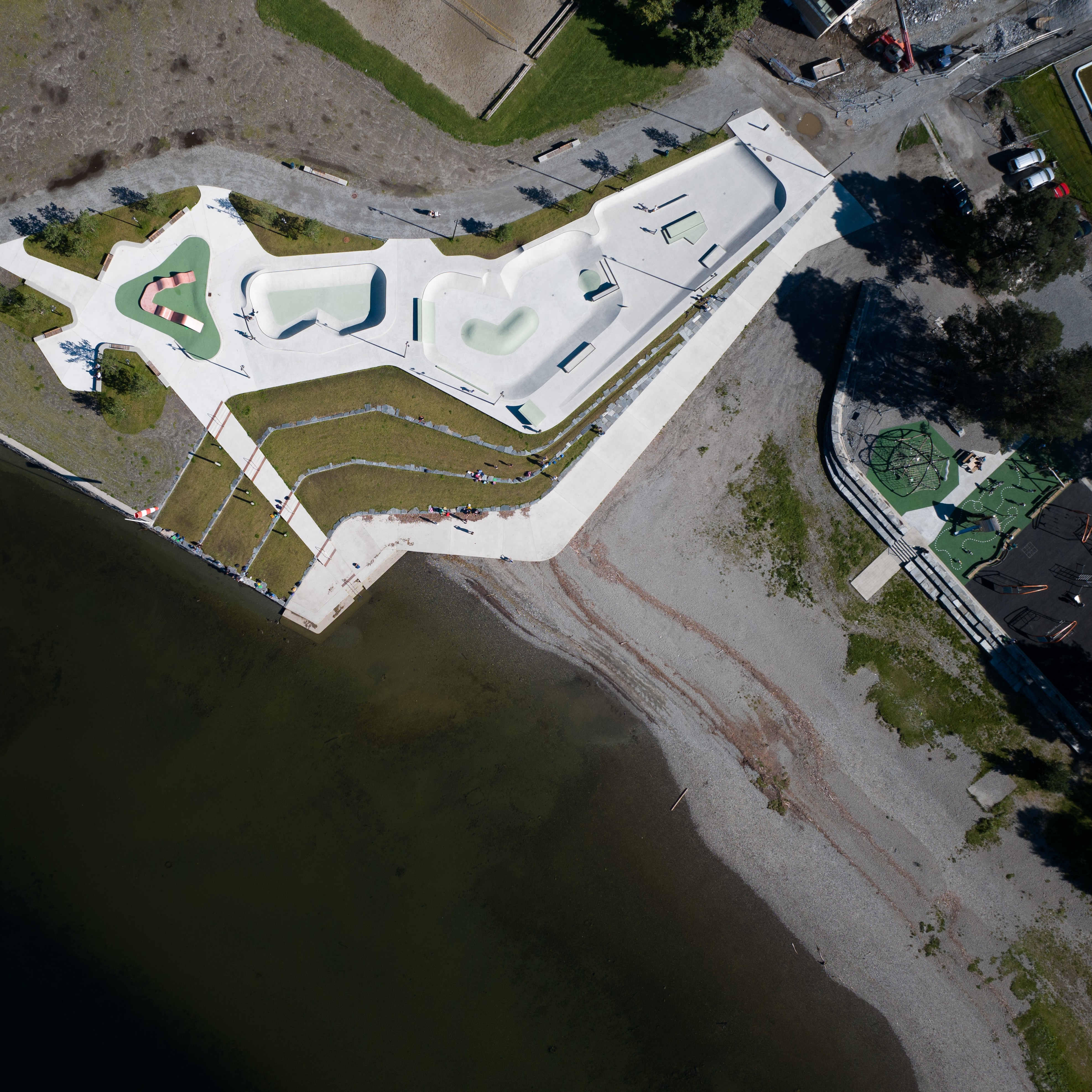 Dronefoto av Voss Aktivitetspark, du ser både skateparken, stranda og leikeplassen