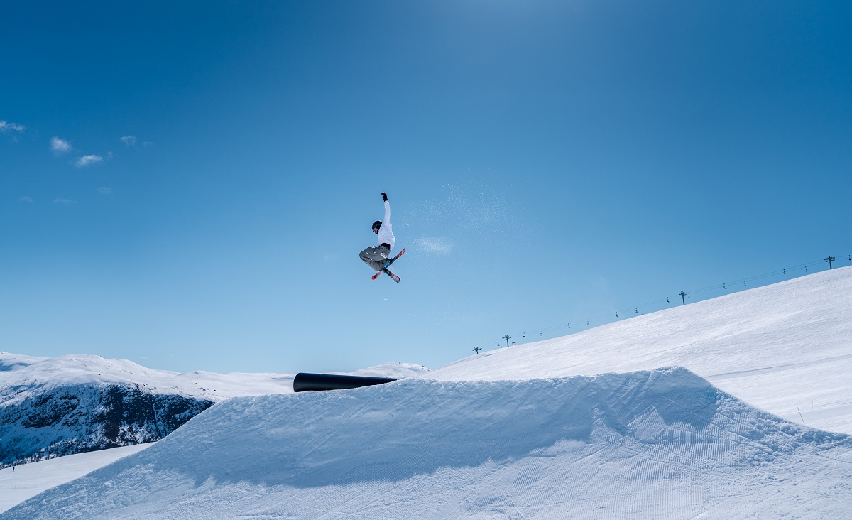 gutt hopper i parken i myrkdalen