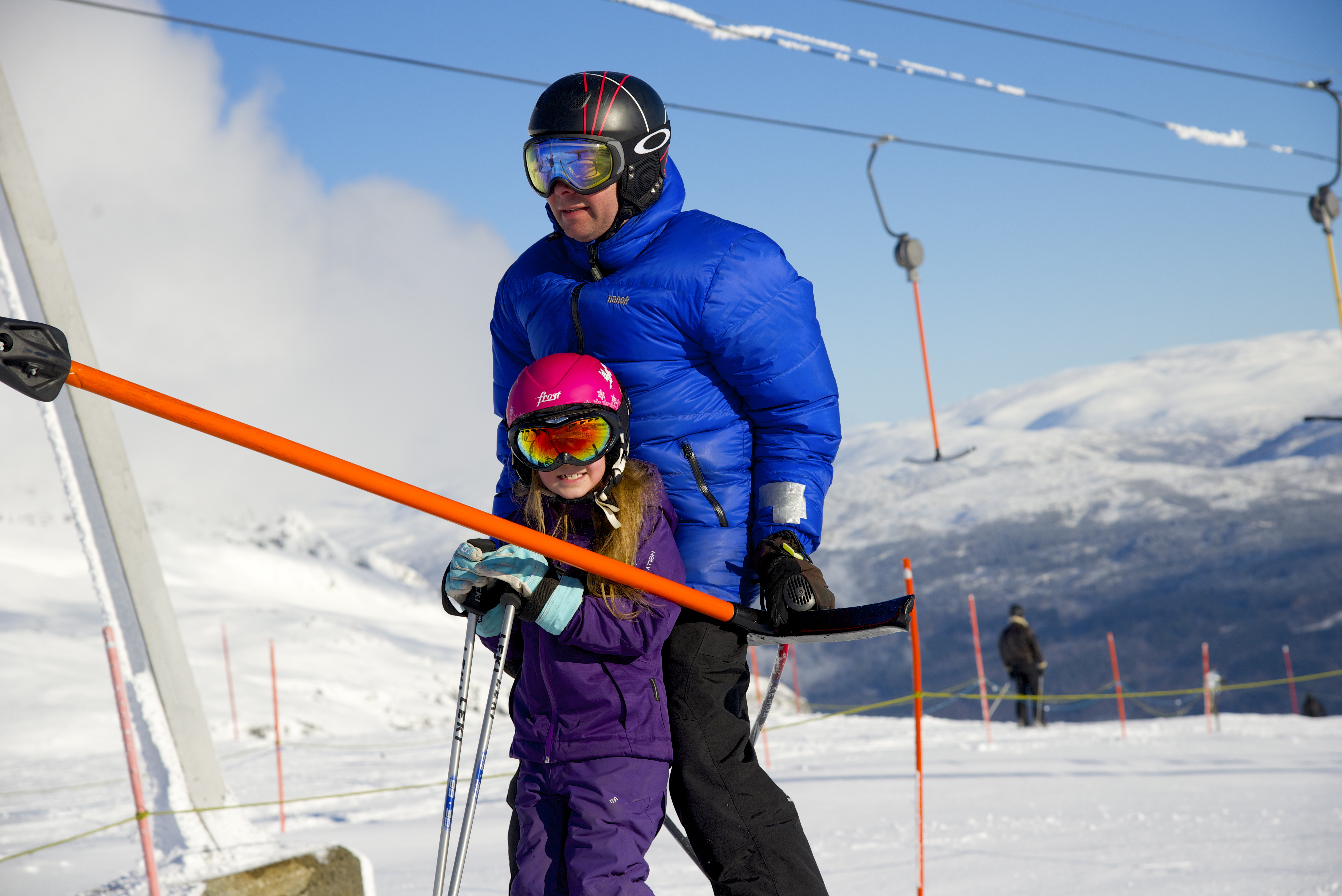 Ein far hjelp dotter si opp med T-heisen i skitrekket på Hangurstoppen. Foto: Voss Resort