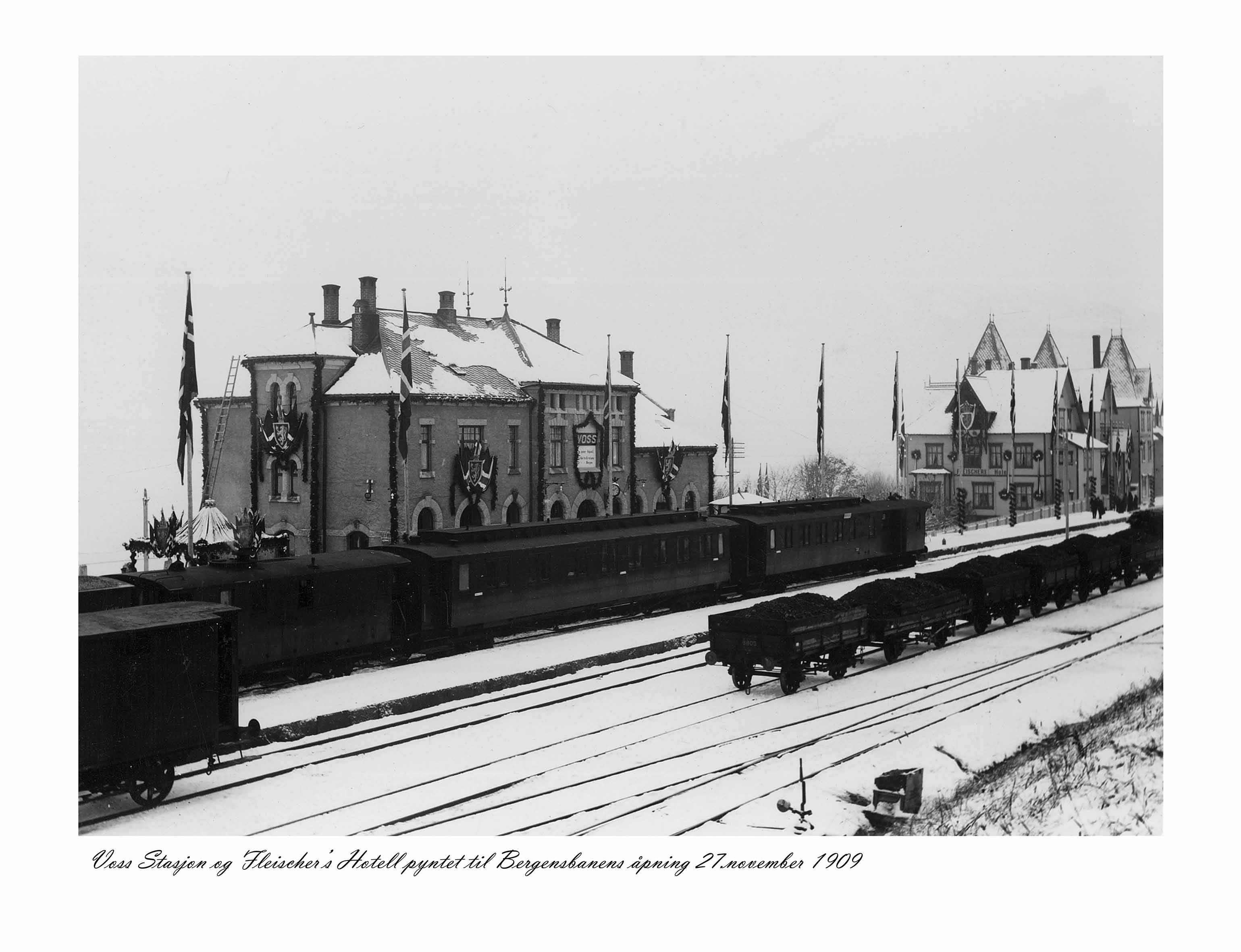 Voss stasjon ved opninga av Bergensbanen, 1909. (Voss folkemuseum)