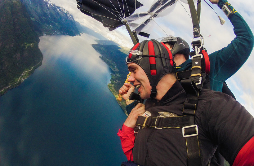 Fallskjermhopp med fjordutsikt