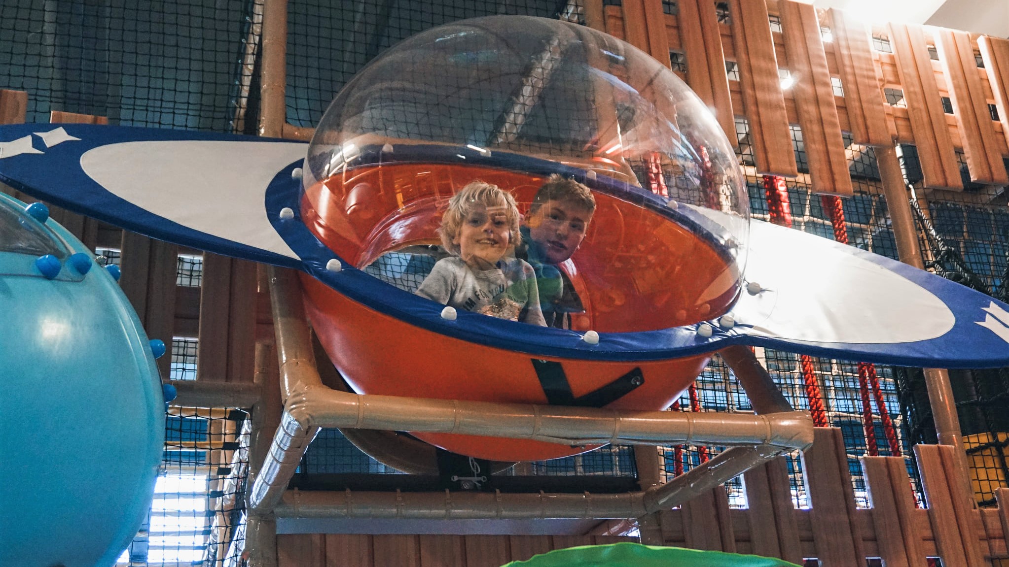 To barn leikar i eit romskip med glasvindauge. Foto: Voss Bowling og Leikeland