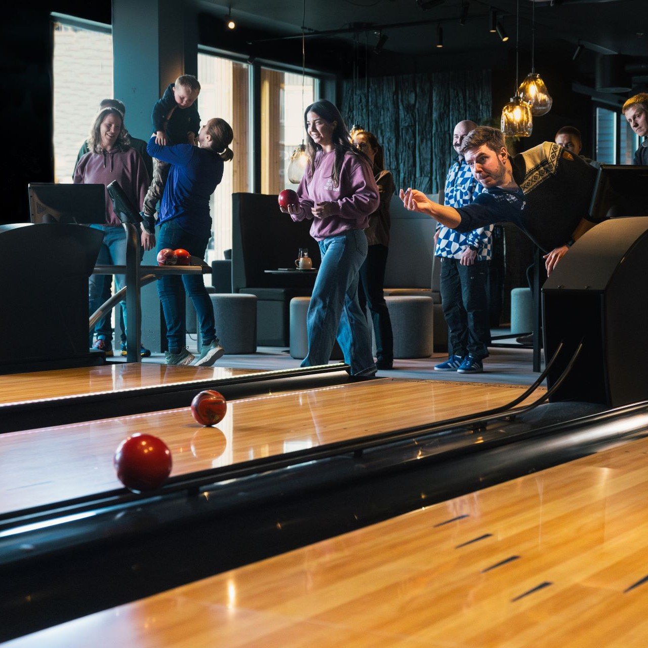 barn og voksne på duckpin bowling i Myrkdalen