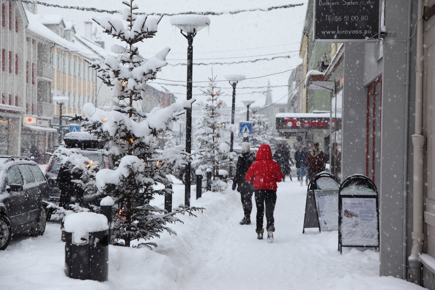 folk på handling i voss sentrum. gater fyllt av snø. 