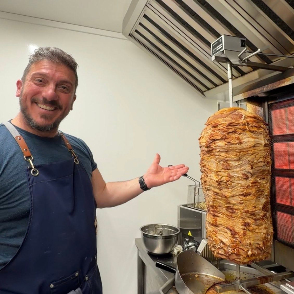 bill the greek, ved siden av kjøttet som er klar til å grillast