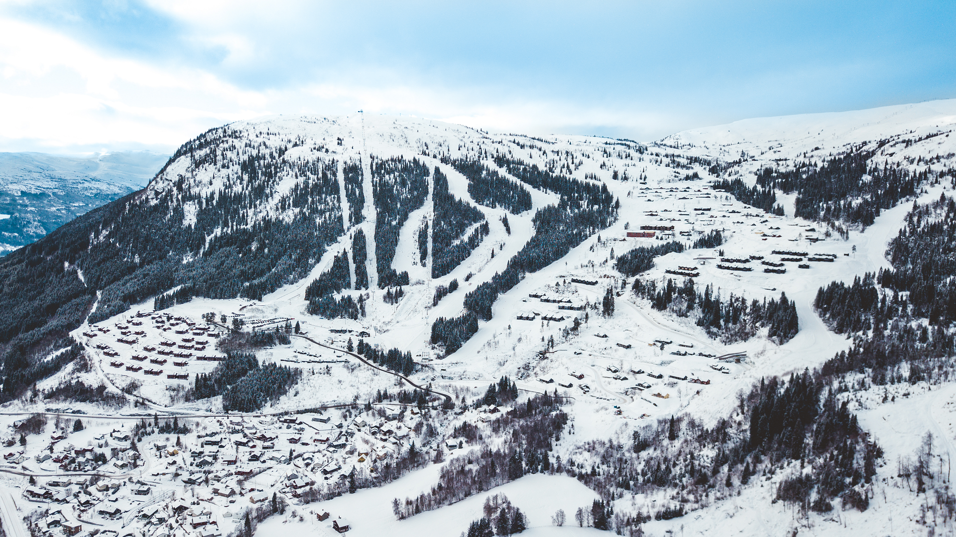 skibakkene i voss resort sett frå drone