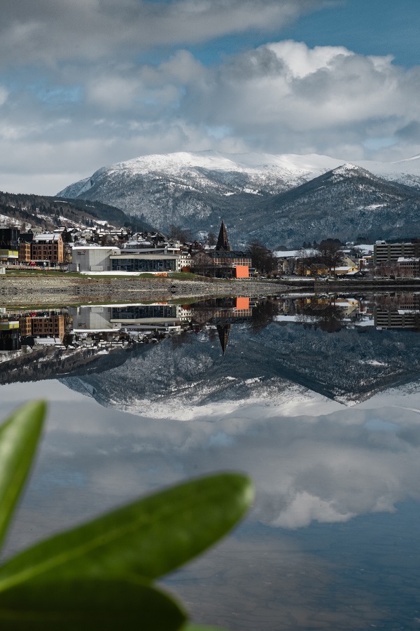 Vangen speglar seg i eit blikkstille vangsvatn om morgonen