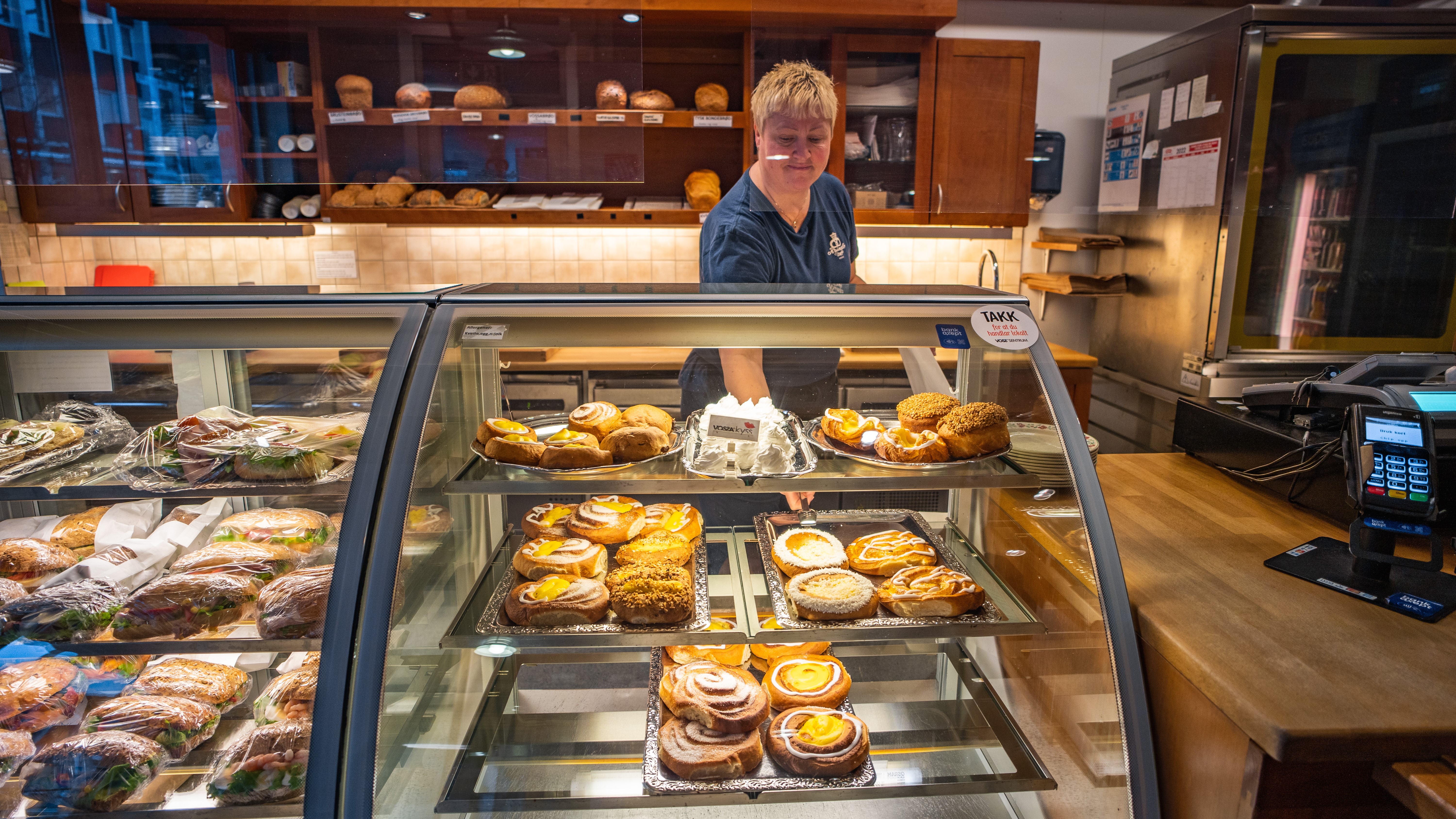 kakedisken på kringlo er full av boller, påsmurte baguettar og kaker. 