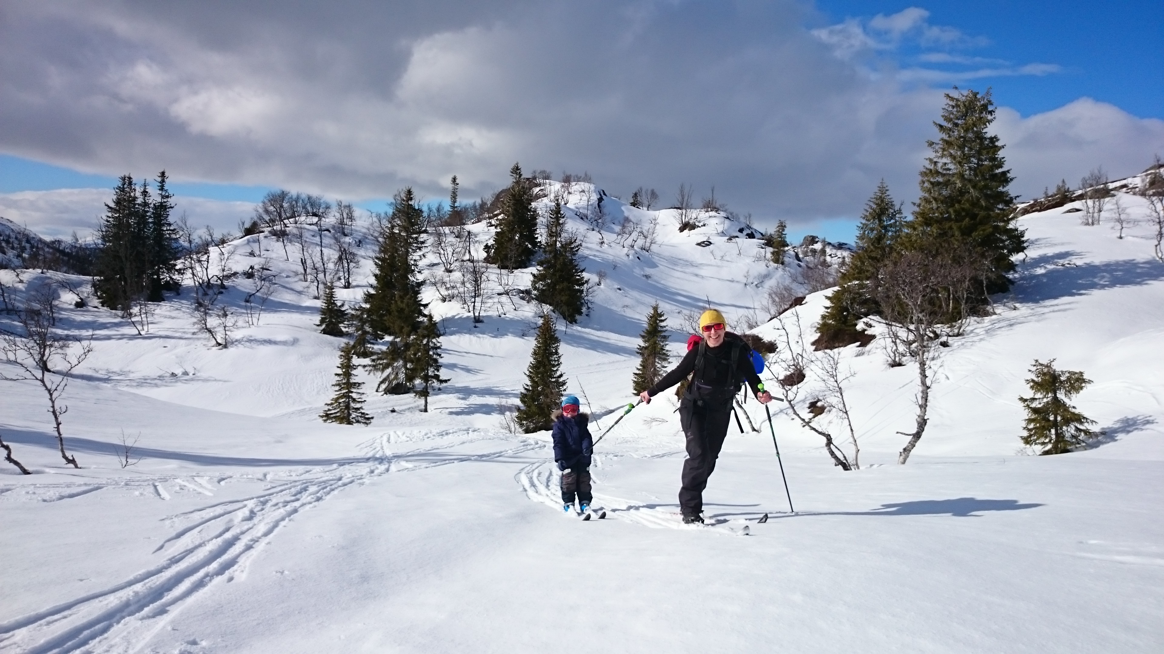 Mor og barn som går på fjellski på Voss