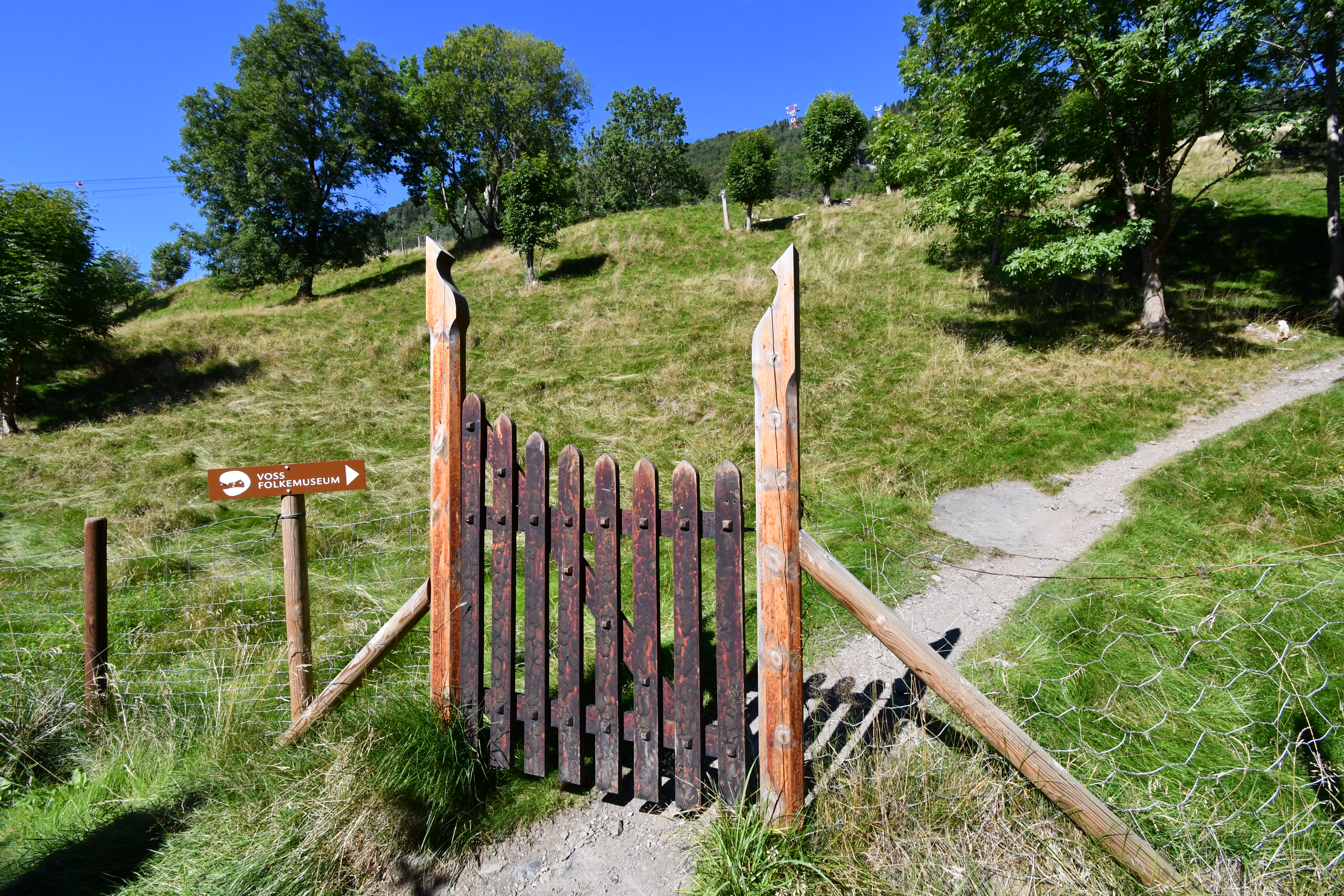 Skilt mot Voss Folkemuseum