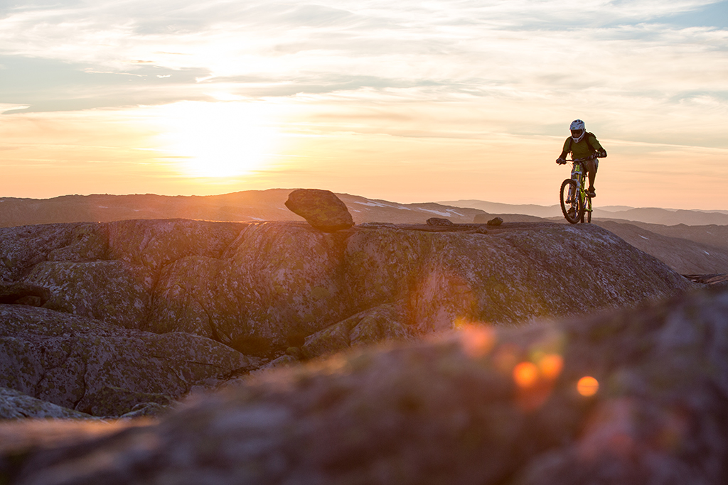 Mtb sykling med outdoor norway i solnedgangen