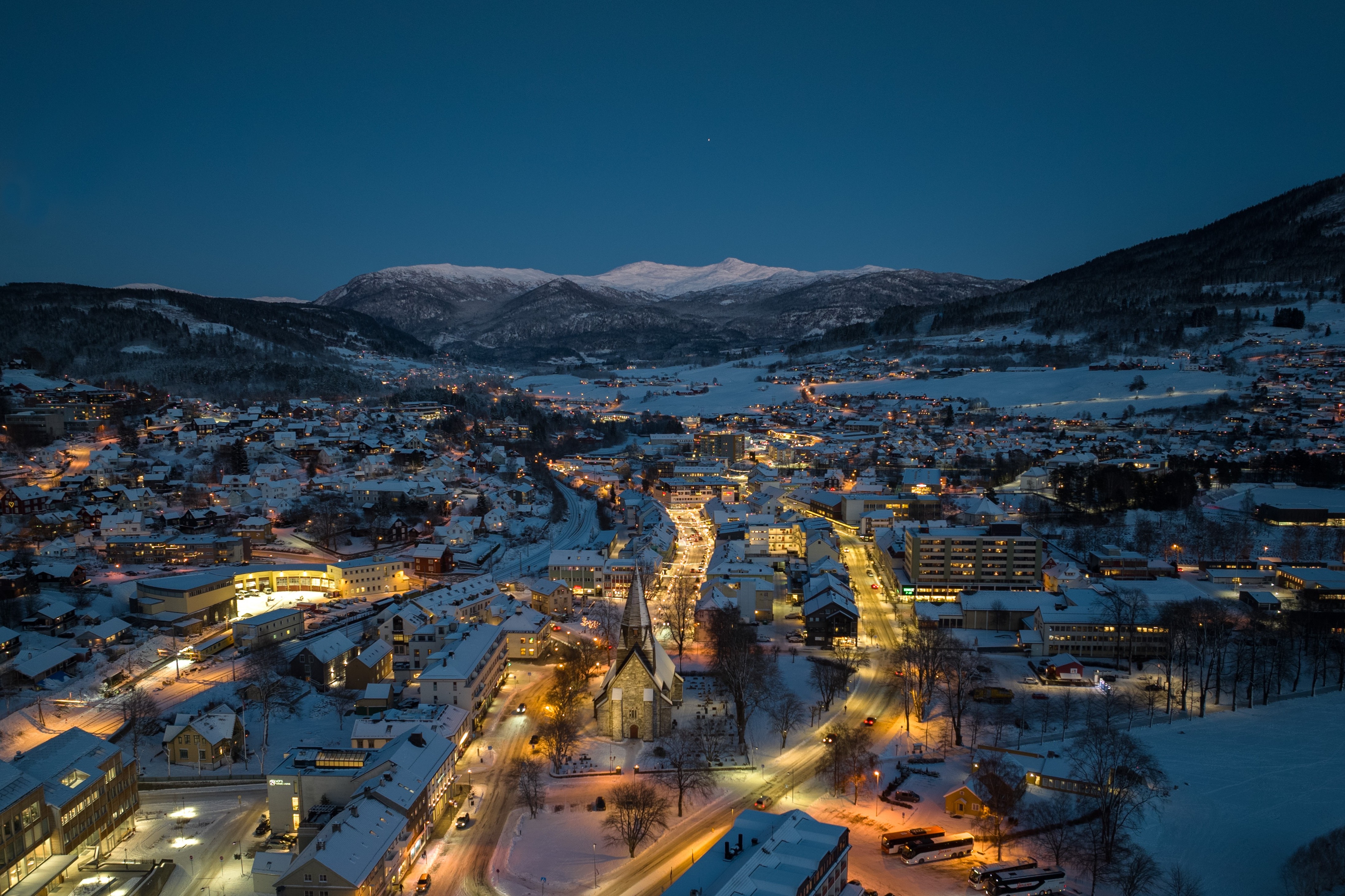 dronefoto av Voss sentrum om vinteren
