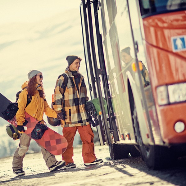 par på vei innpå buss. Med seg bærer de hvert sitt snøbrett.