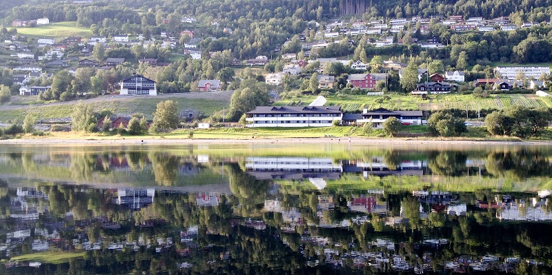 Voss vandrarheim sett frå vatnet