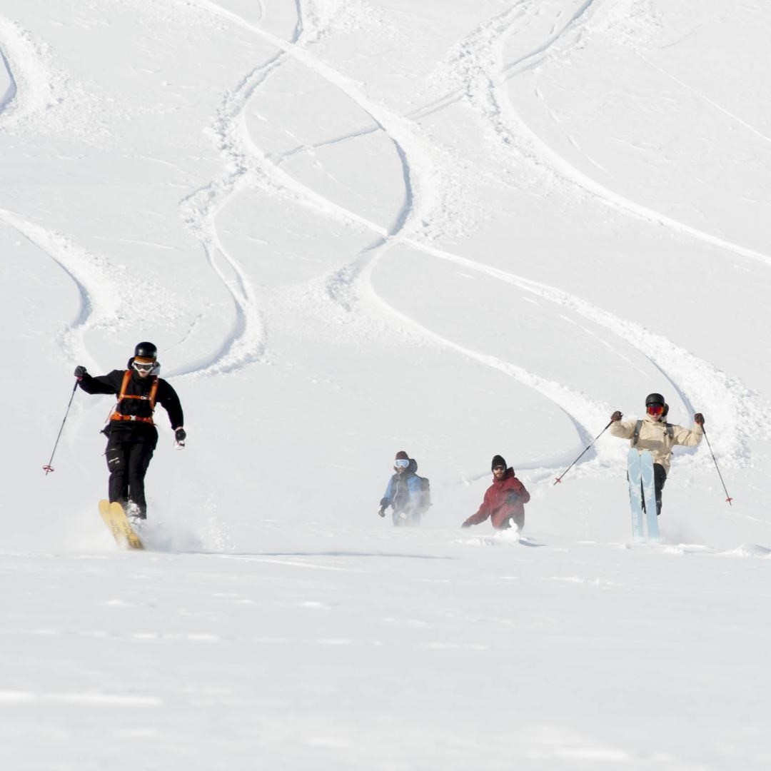 Venner som nyter den beste snøen på Voss - Topptur i vinterlandskap
