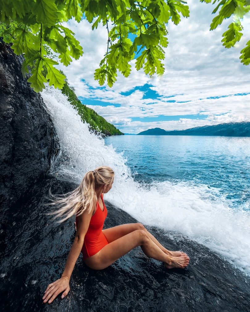 dame ser på granvinsfjorden, med fossefall