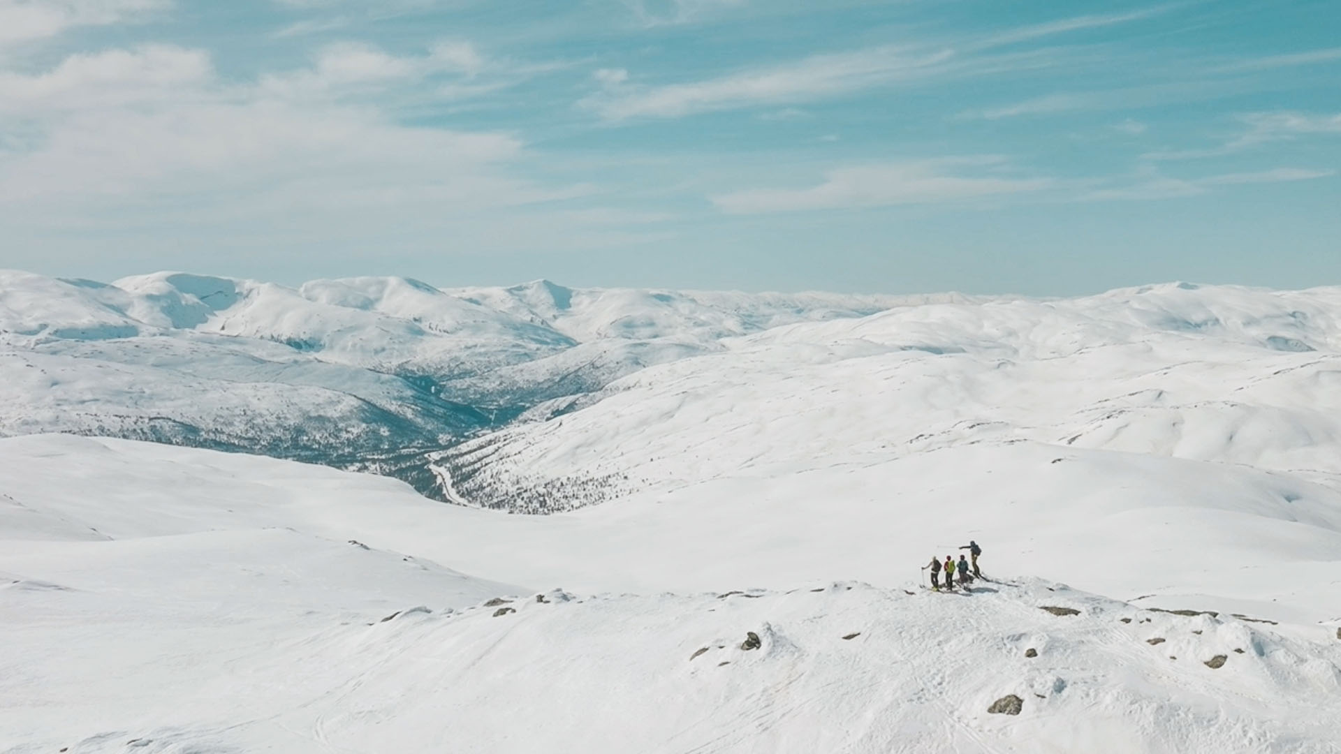 topptur i Raundalen (Voss, Vestland). Omkransa av snøkledde fjell. Guide frå Wild Voss