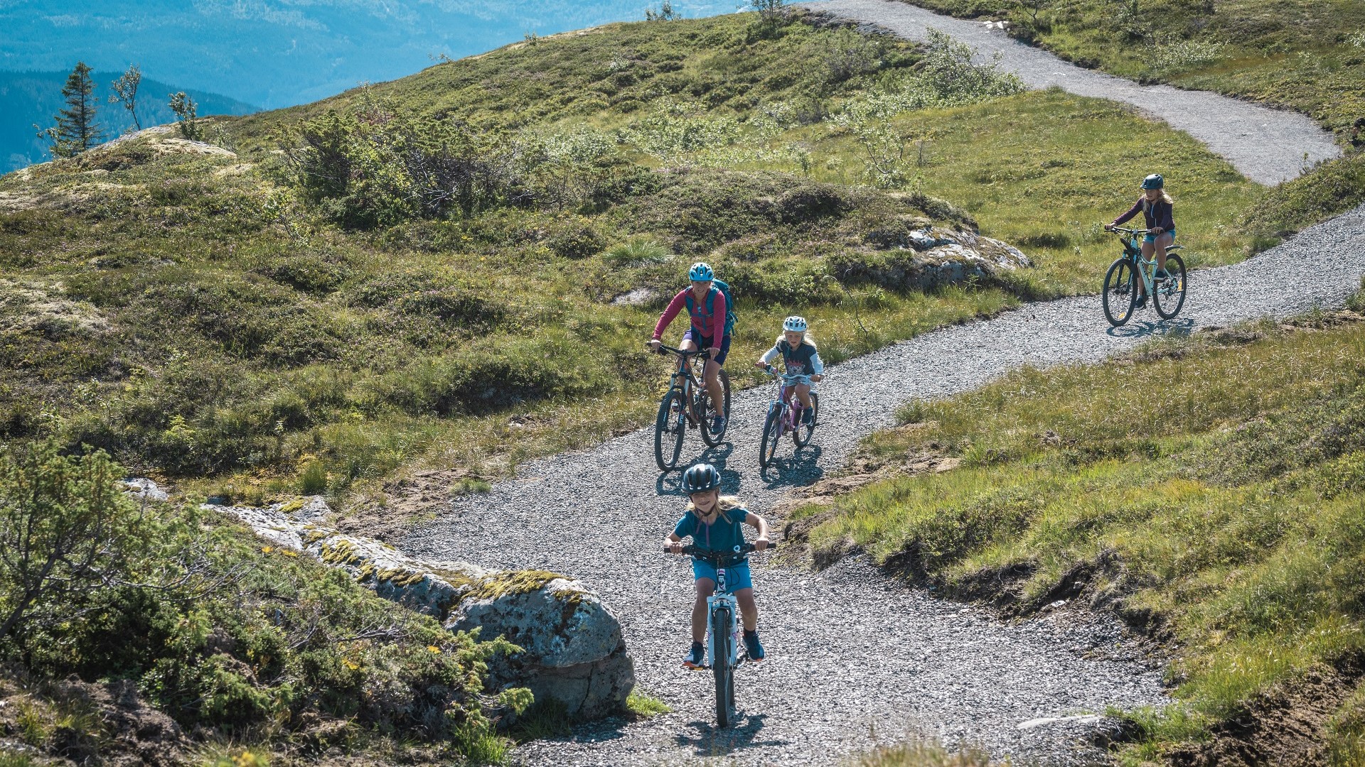 Familie som syklart på Hangurstoppen panoramasti