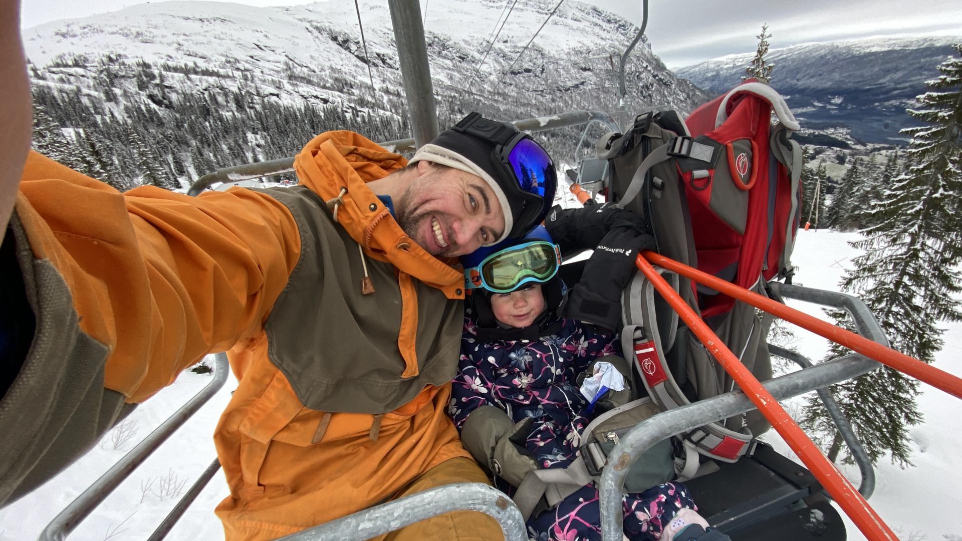 familie på veg opp på fjellet med skiheisen