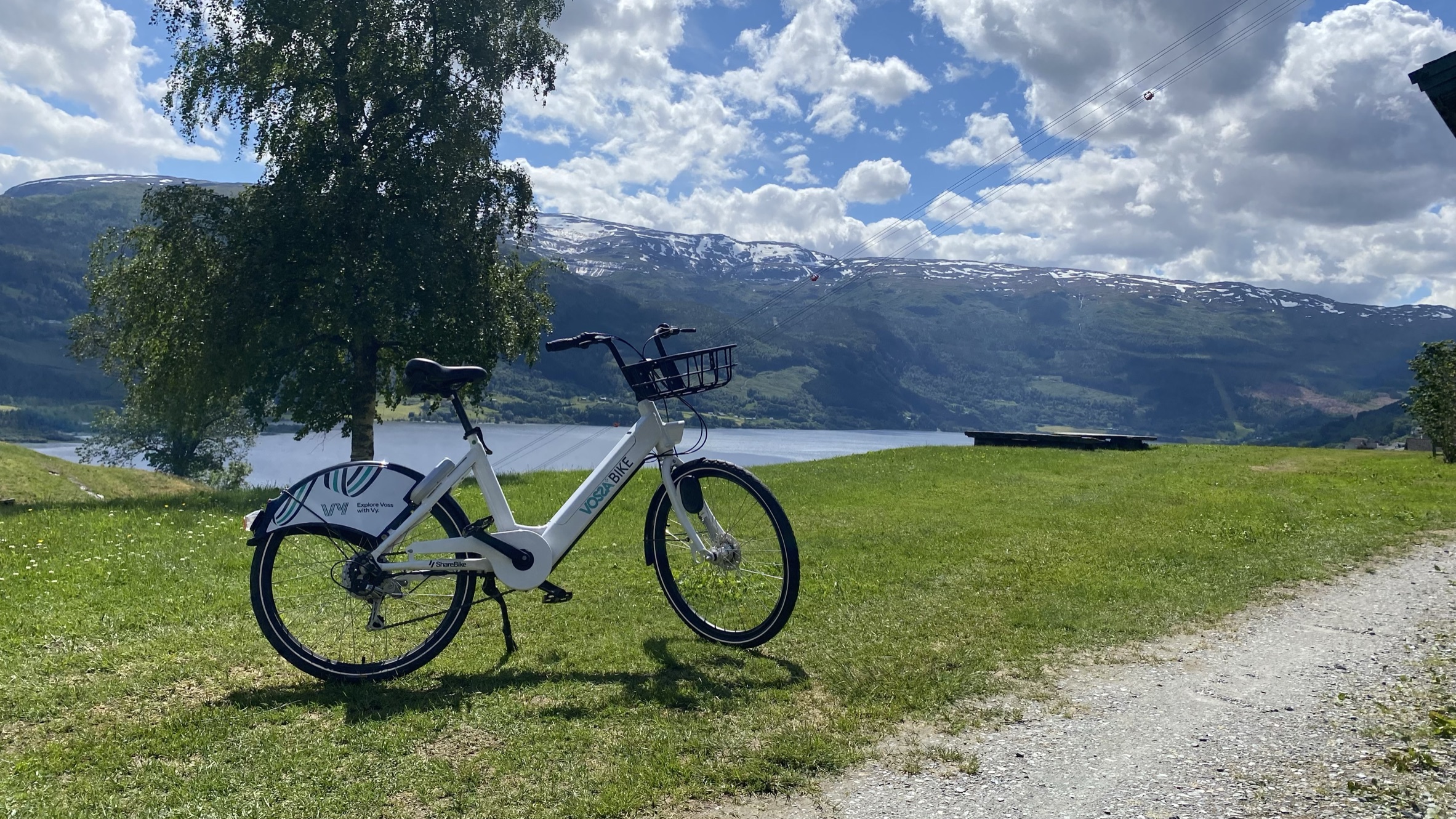 Vossabike parkert på mølstertunet, voss i bakgrunnen