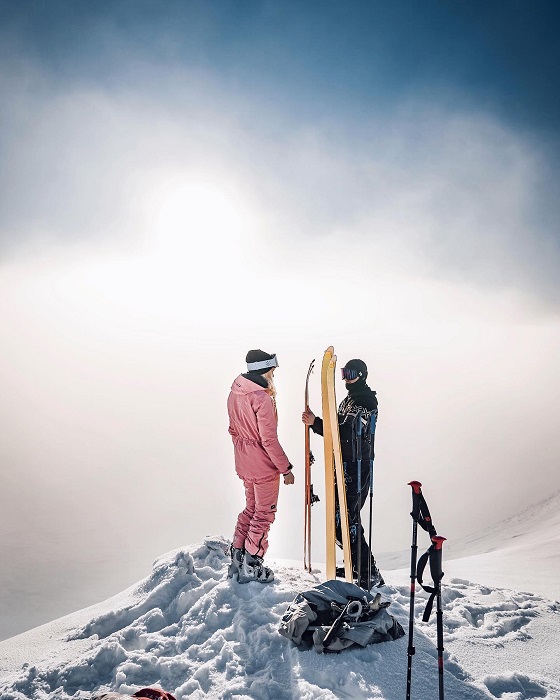 randoneetur i myrkdalen, par på toppen av fjell