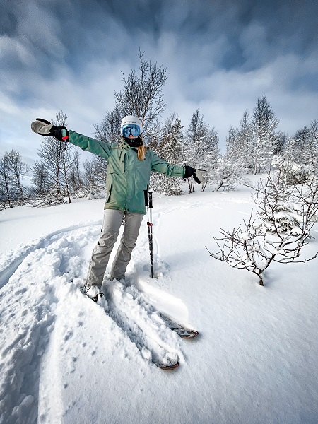 jente på slalom i litt pudder