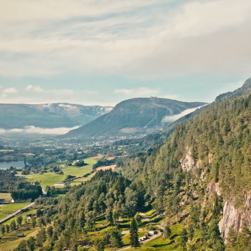 klatrområdet på voss, omfavnet av grønn skog, fjell og vann