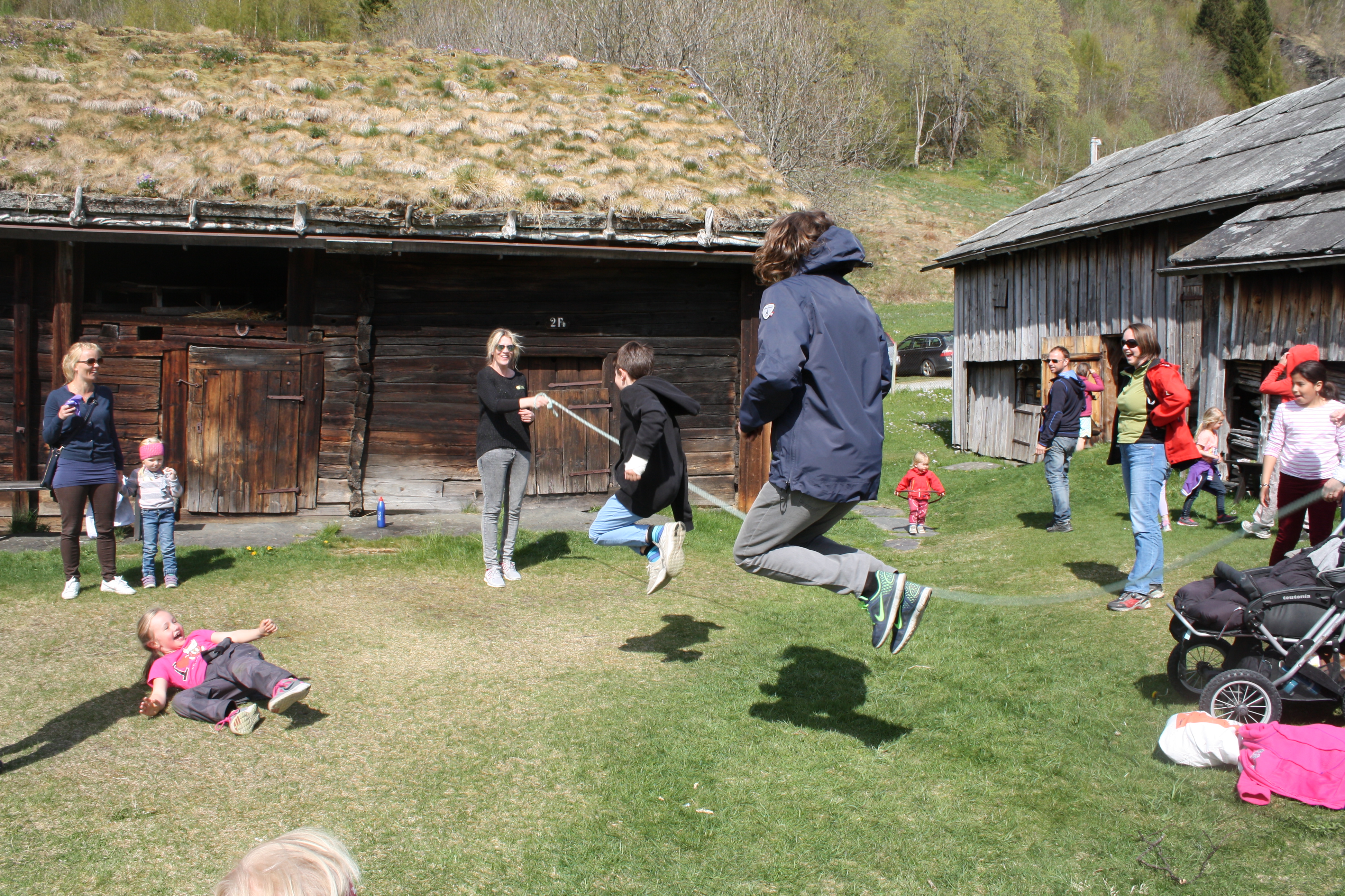 leik og morro på tunet utanfor voss folkemuseum