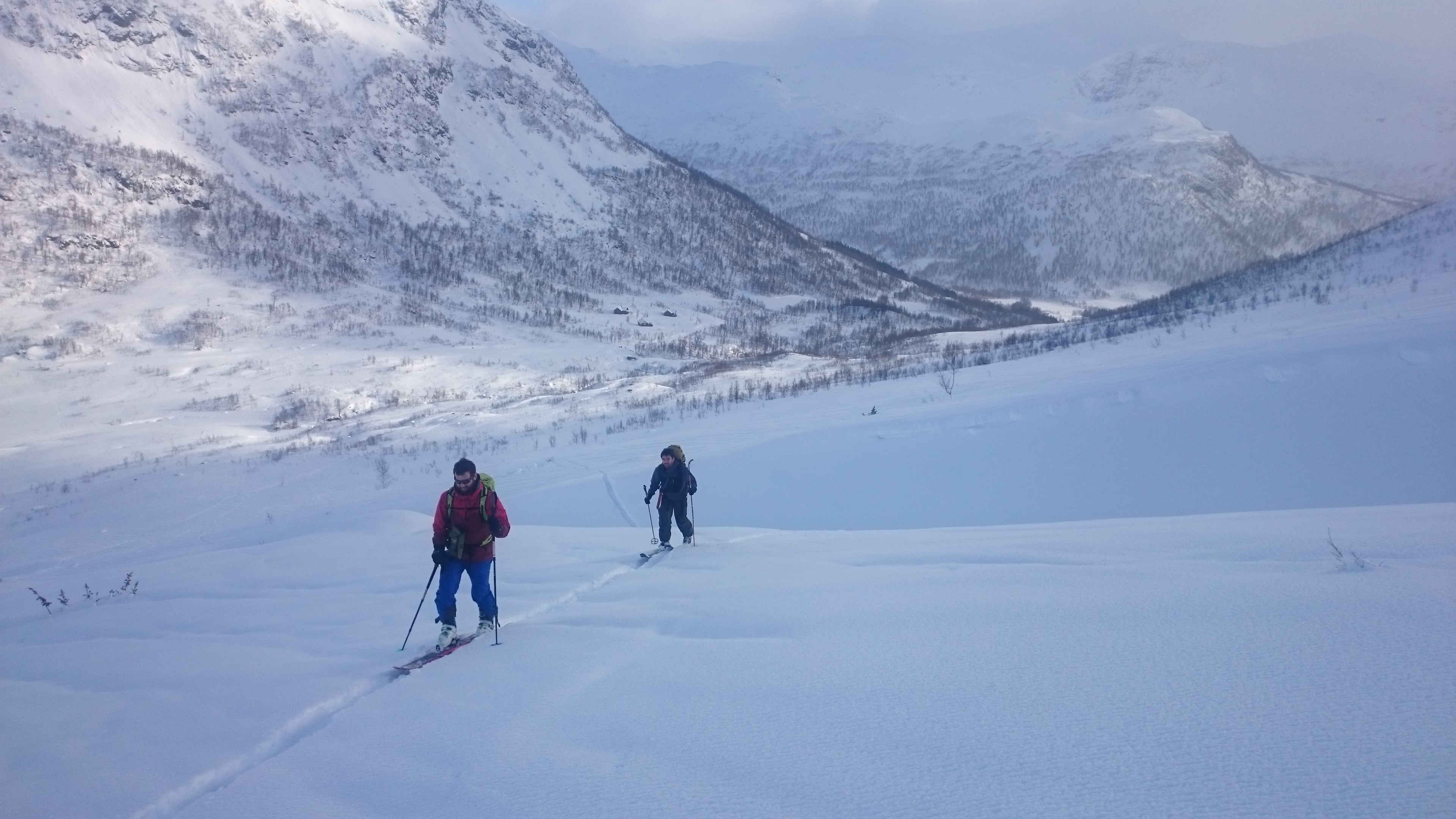 Skifolk på veg mot toppen