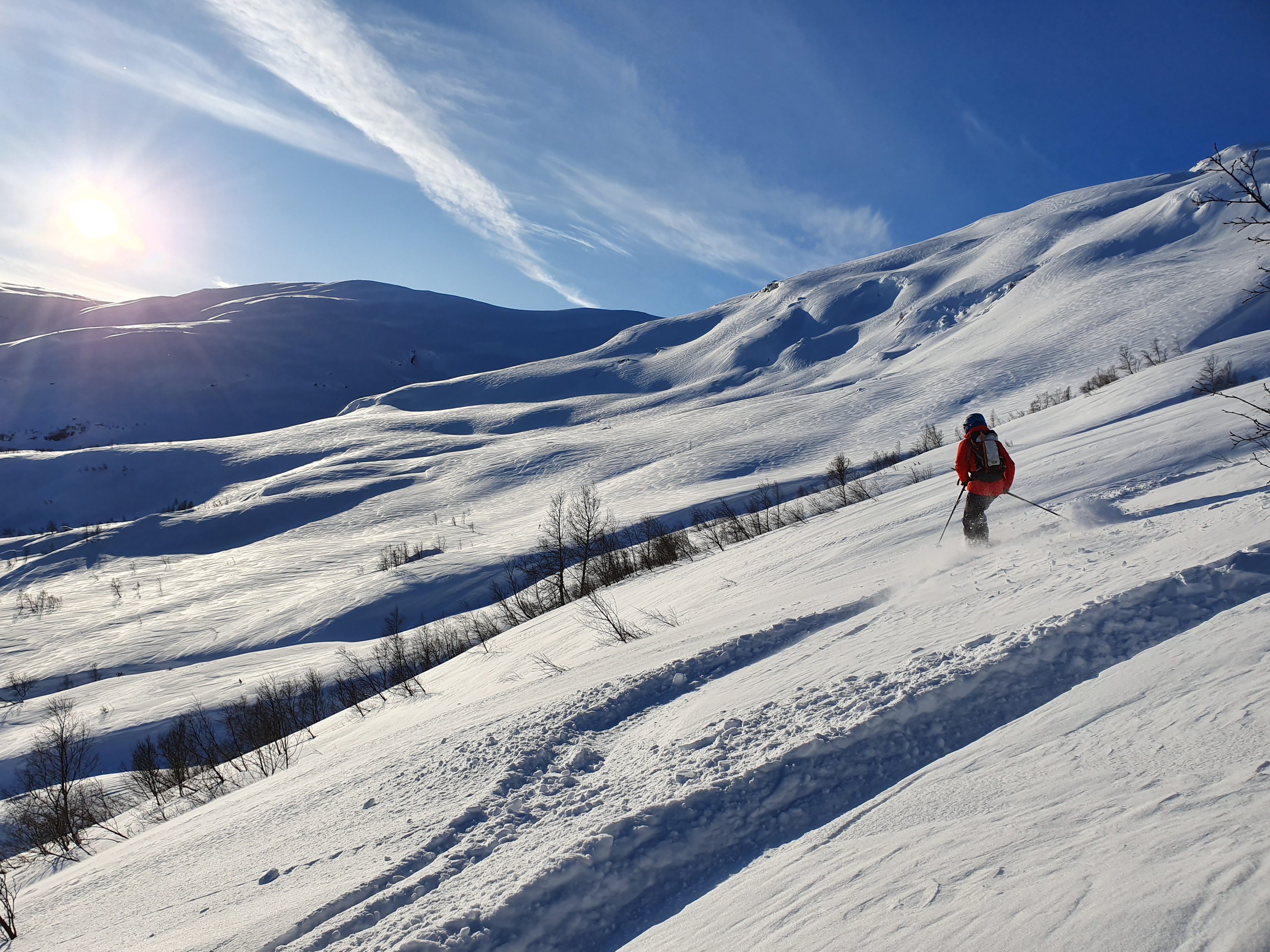 Skikjører på vei ned frå Skreieggi