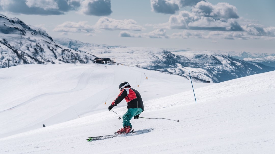 student aleine i slalomløypa på Voss