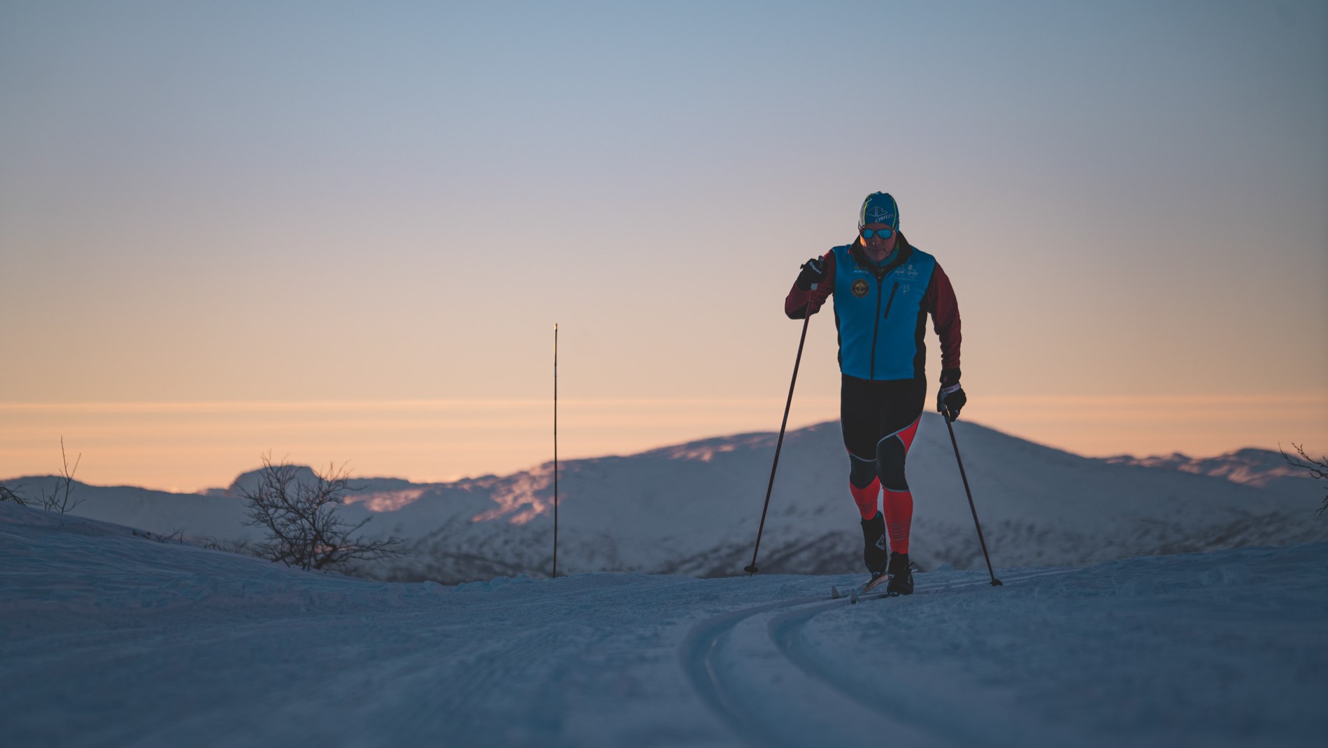 langrenn i solnedgangen på hangurstoppen