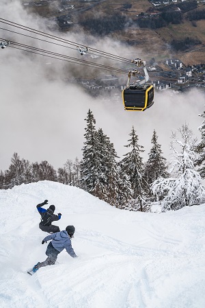 personer på ski under voss gondol, i pudder