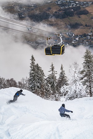 personer på ski under voss gondol, i pudder