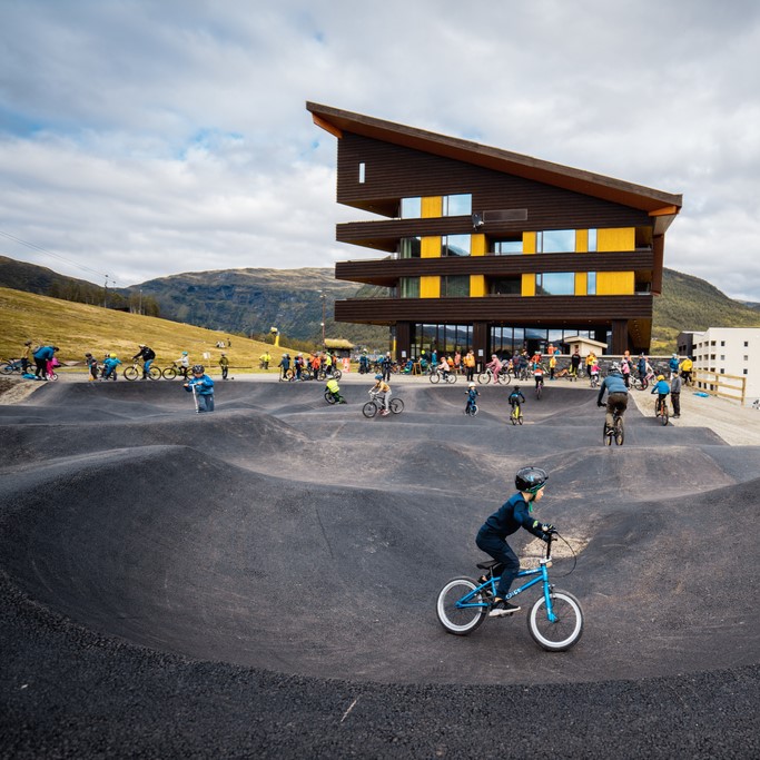 barn på pumptracken i myrkdalen, voss