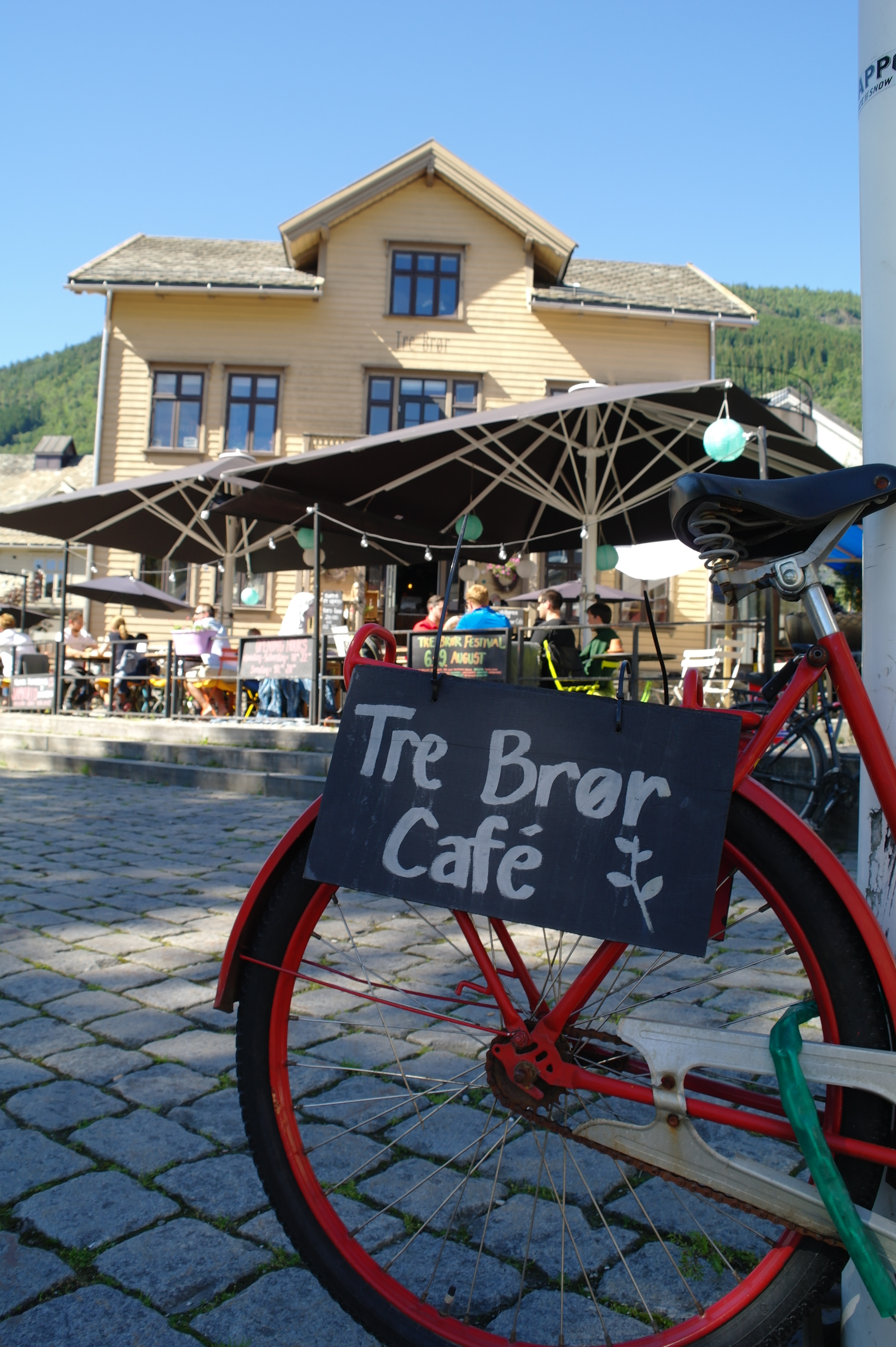 cafeskilt på gammel rød sykkel