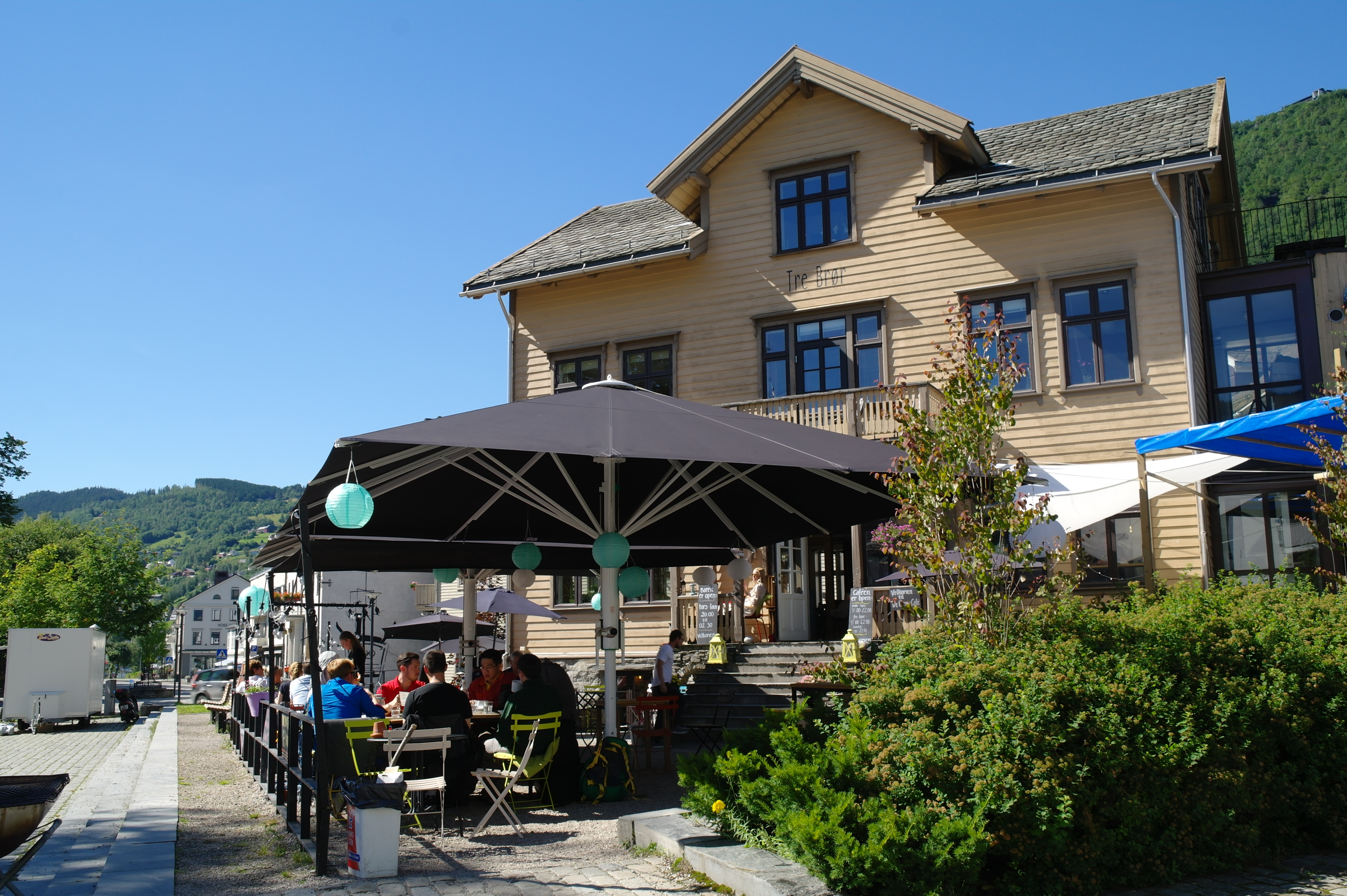 folk på uteserveringa til tre brør bar og kafe, på sommeren. 