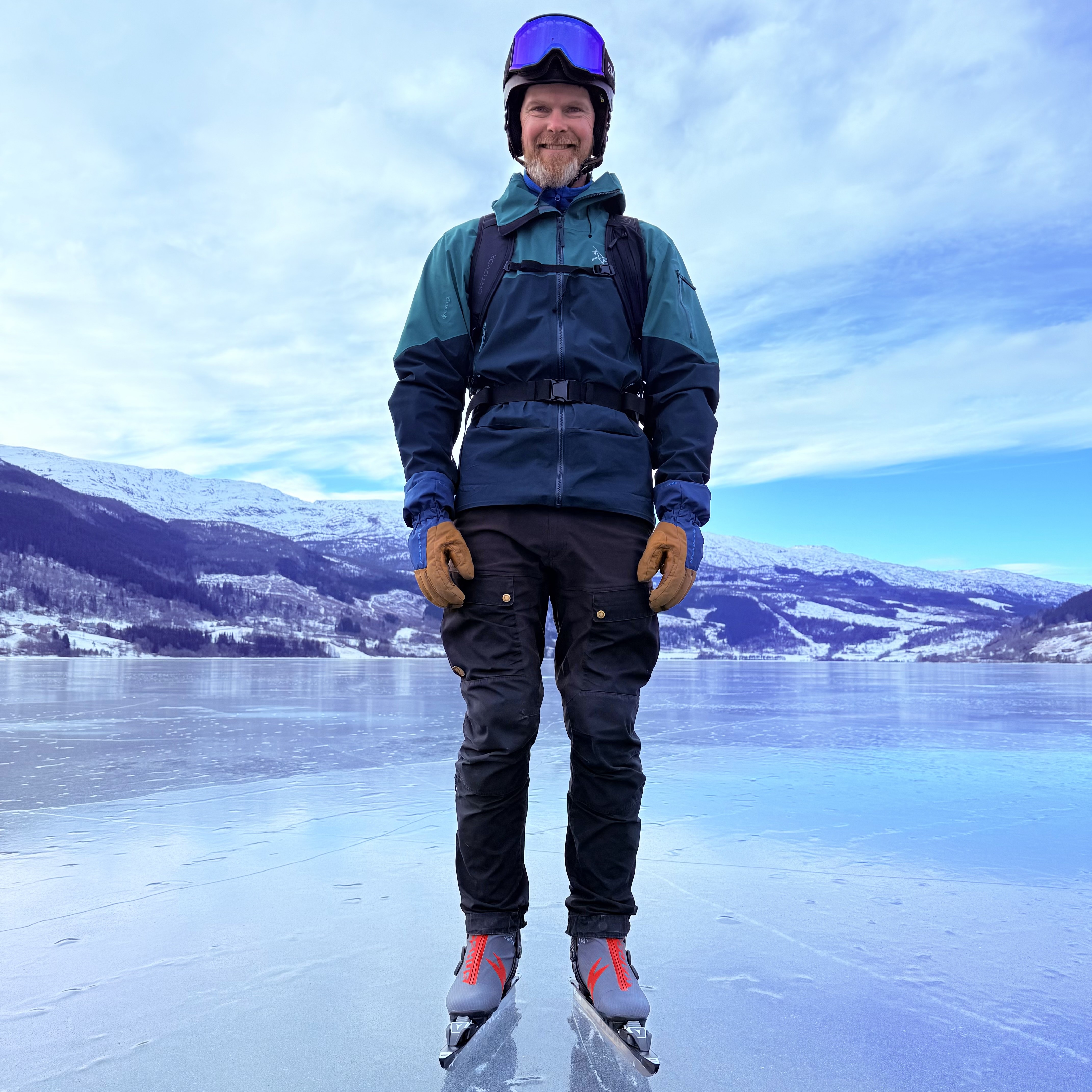 mann på skøyter, står nærme kamera slik at du tydelig kan se at han har turskøyter og hjelm, på Vangsvatnet (Voss)