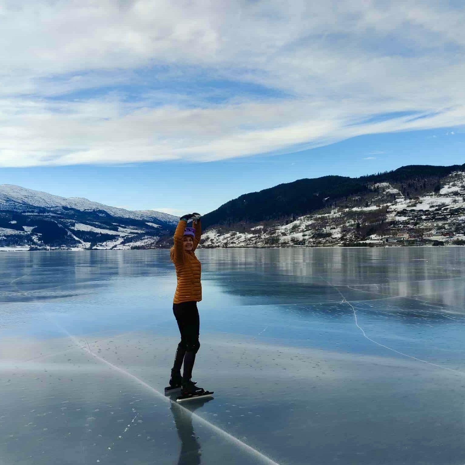 dame på skøyter, på Vangsvatnet (Voss)