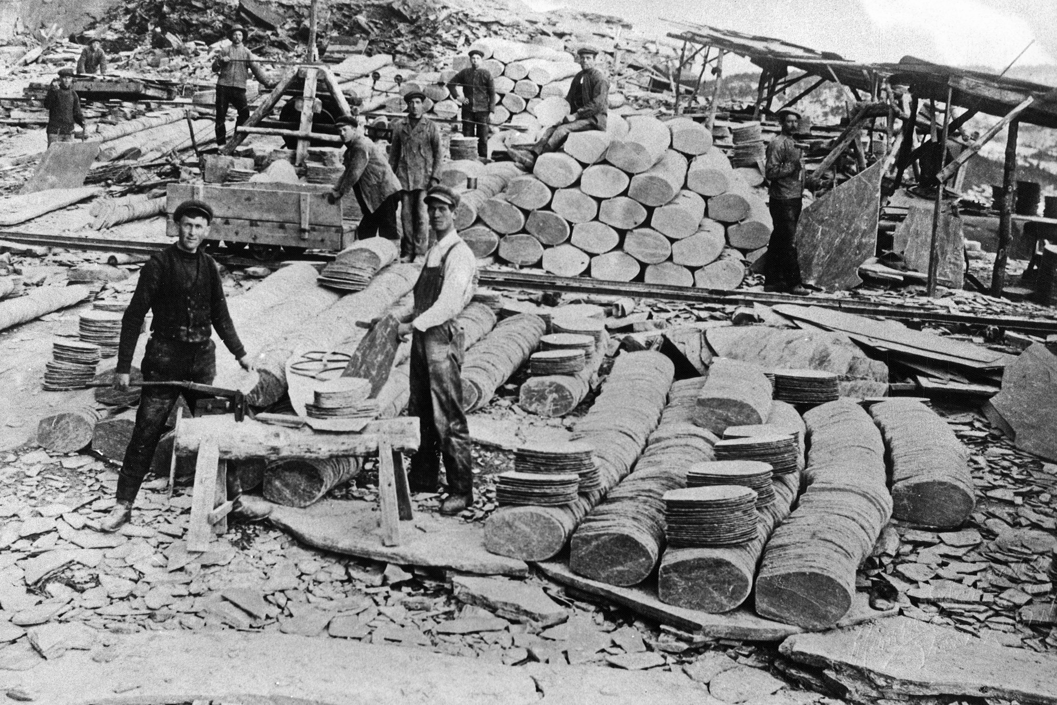 Skanting av heller i skiferbrotet på Nesheim ca. 1910. (Johan von der Fehr/Voss folkemuseum)