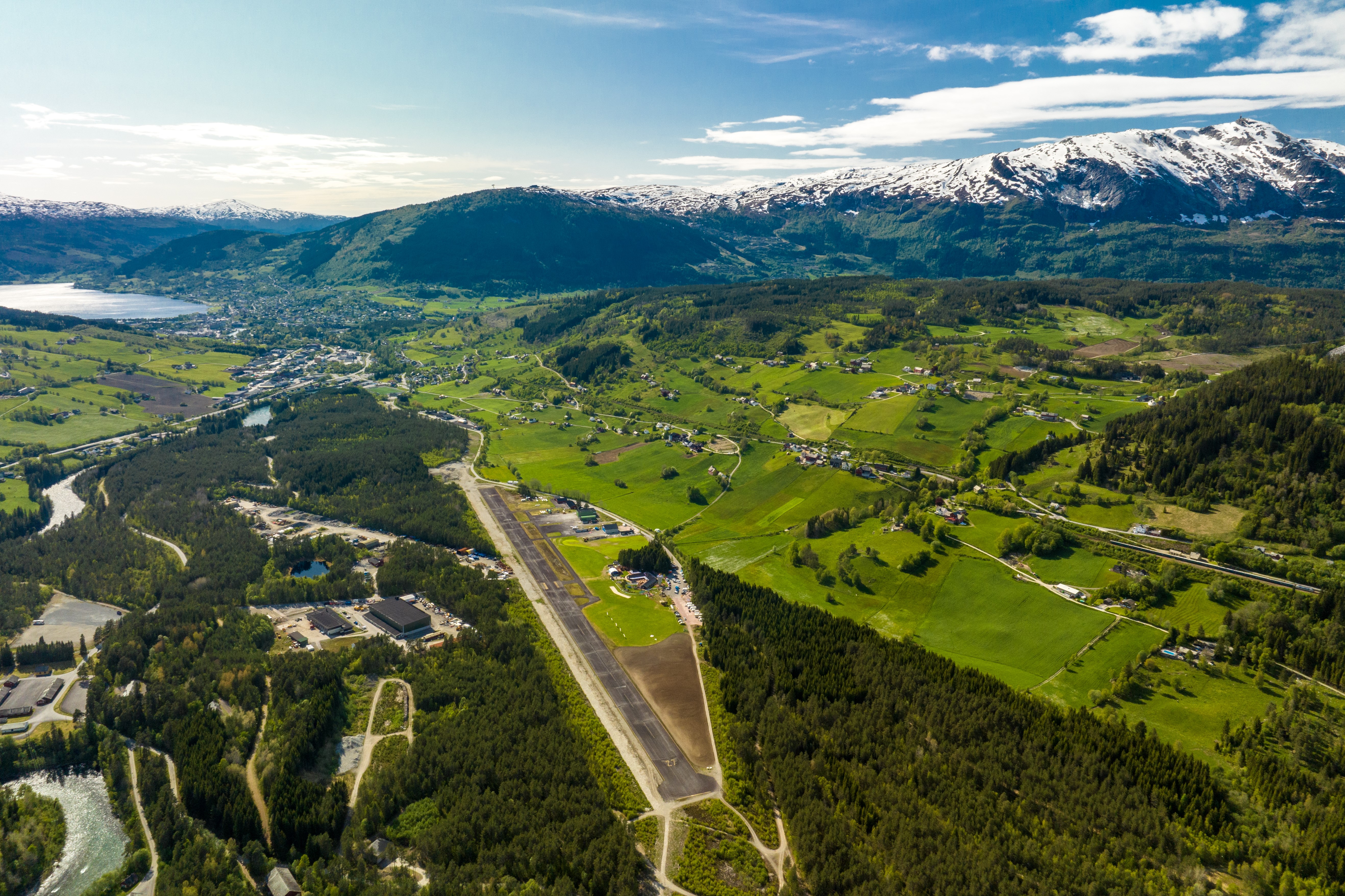 Bømoen og Voss fallskjermklubb, sett frå flygende drone. 