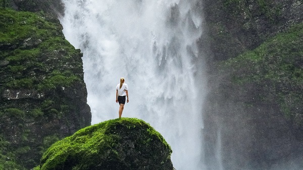 jente foran stalheimsfossen