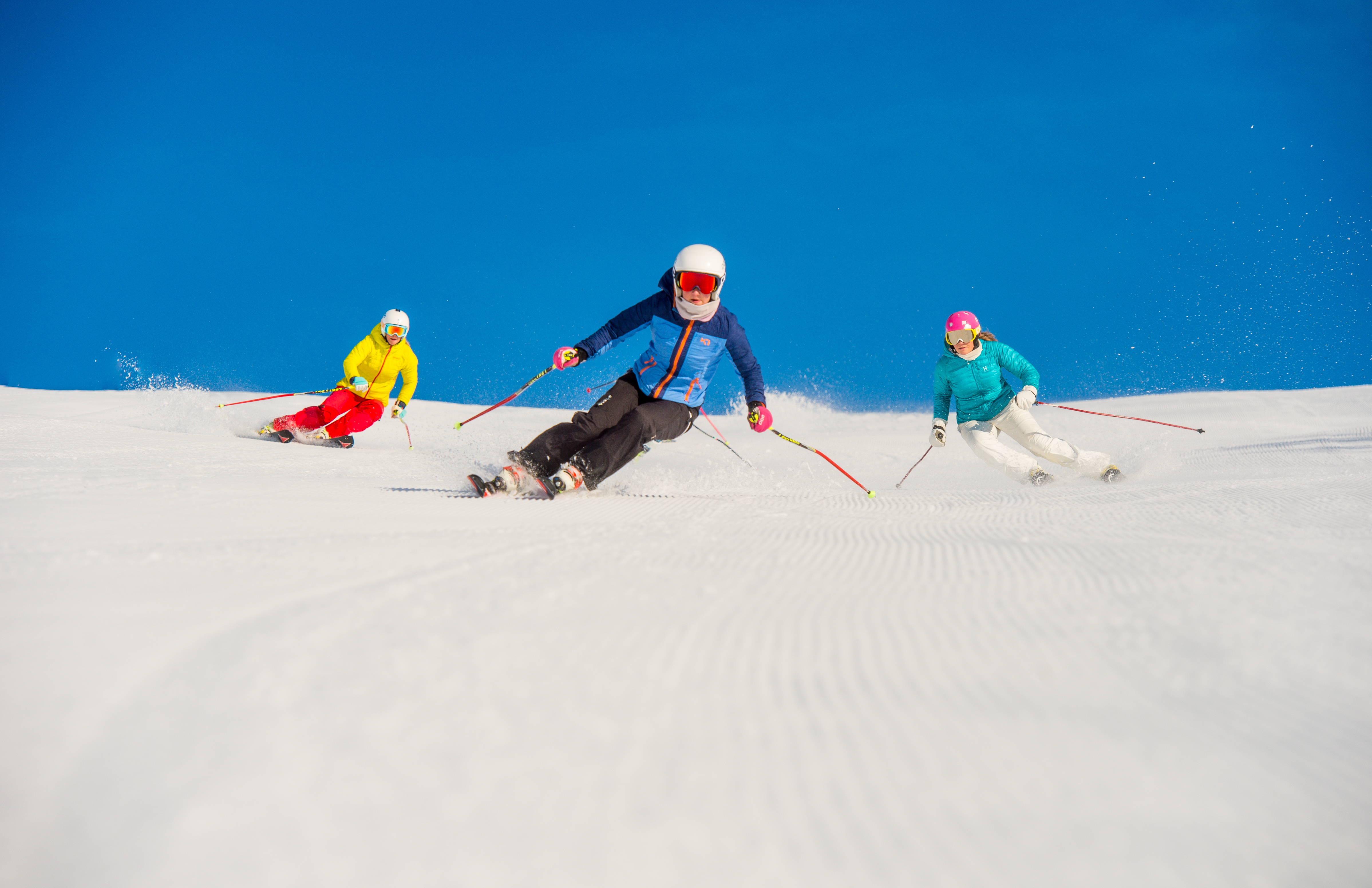 Tre ungdommar køyrer alpinski i Myrkdalen. 