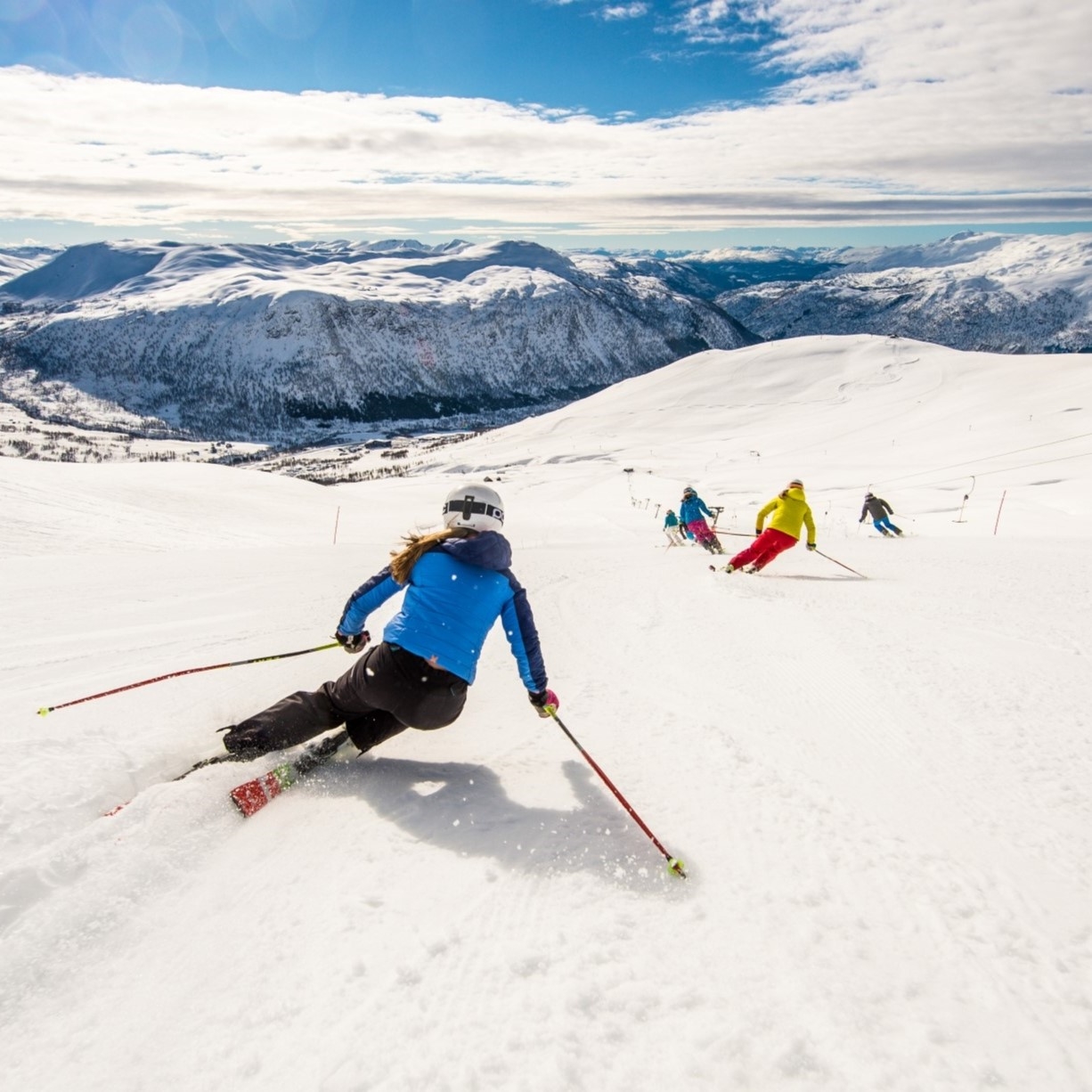 Venner som koser seg i skianlegg på Voss - Myrkdalen
