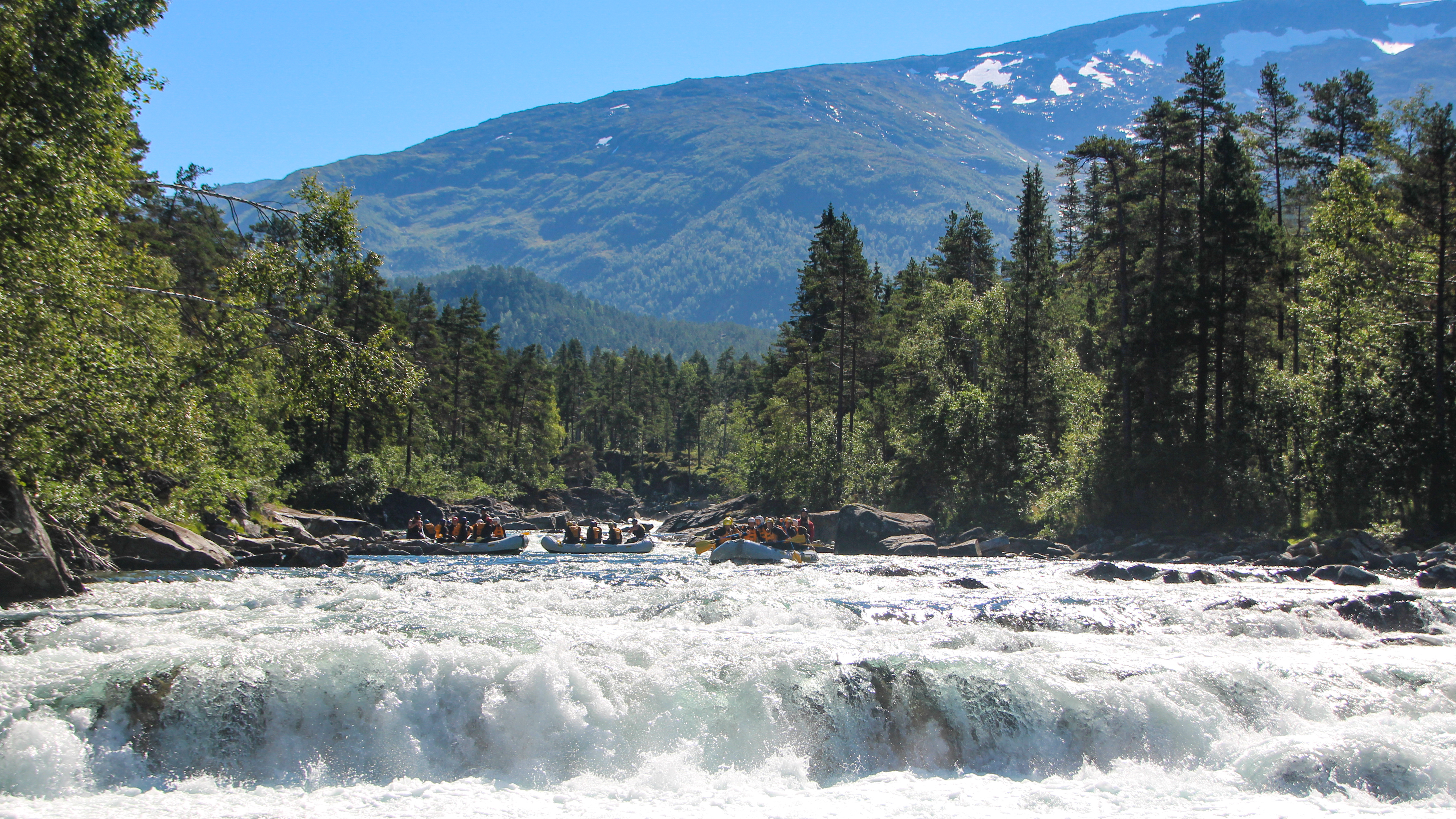 Rafting på Voss med fjellutsikt