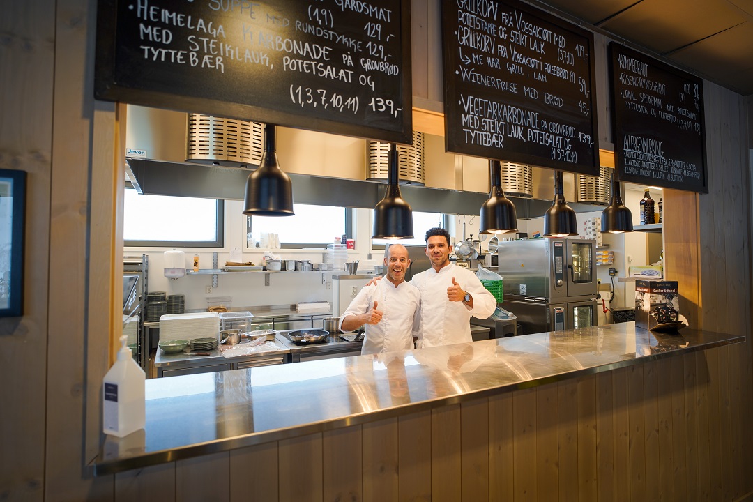 tilsette på kjøkkenet i vetlebotn restaurant og kafe