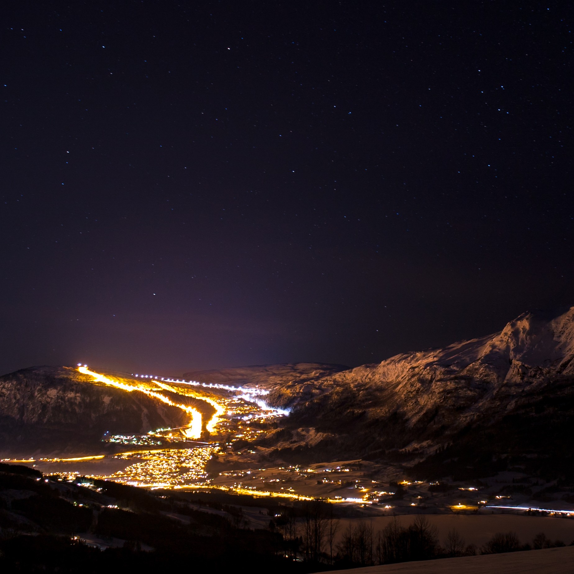 voss resort lyssett og klar for kveldkøyring, sett frå andre sida av dalen