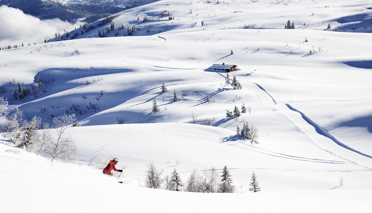 ein skikjører aleine på fjellet i voss resort