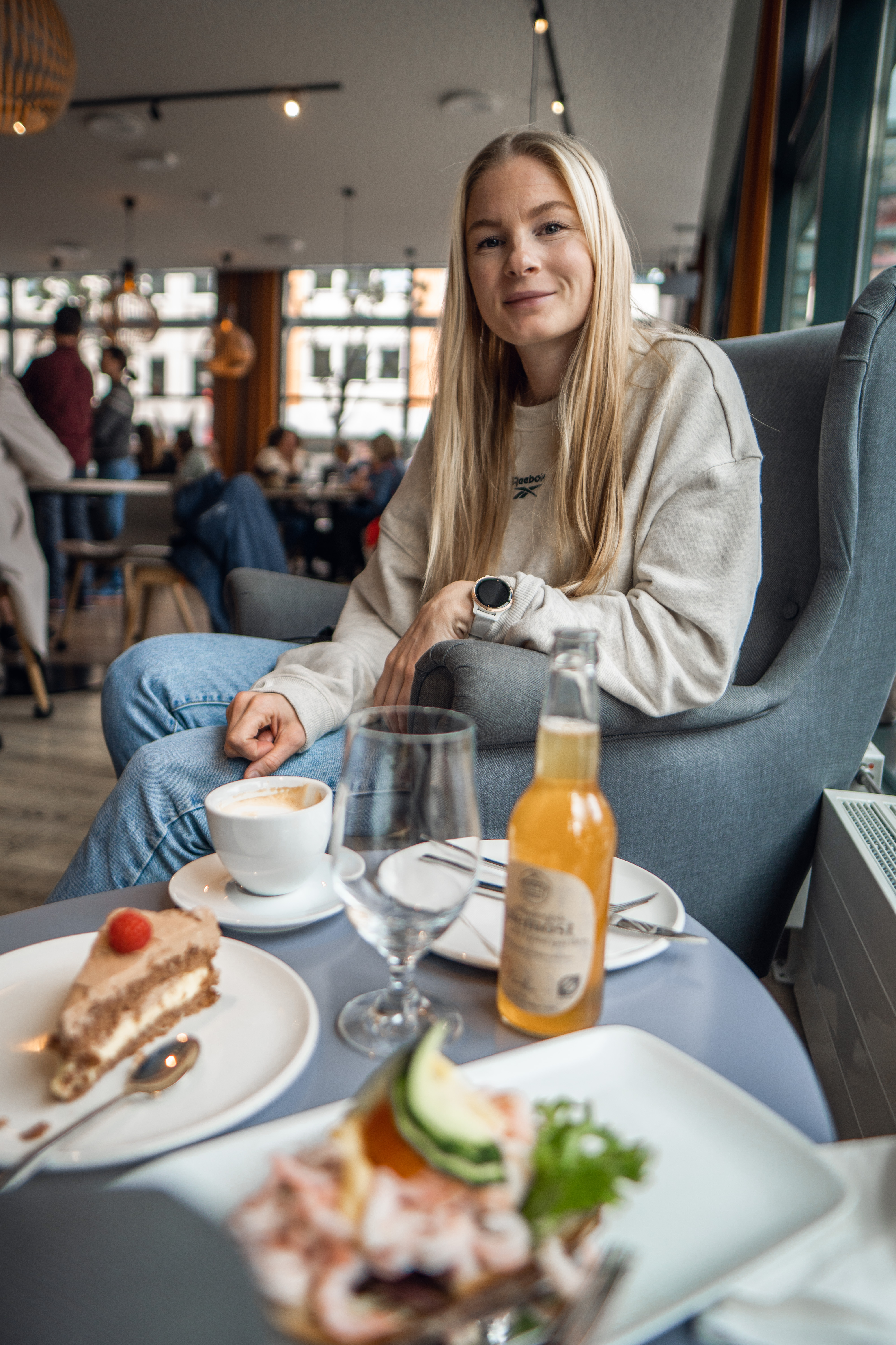 dame på vangen cafe, stor fine stoler, kaffe og kake